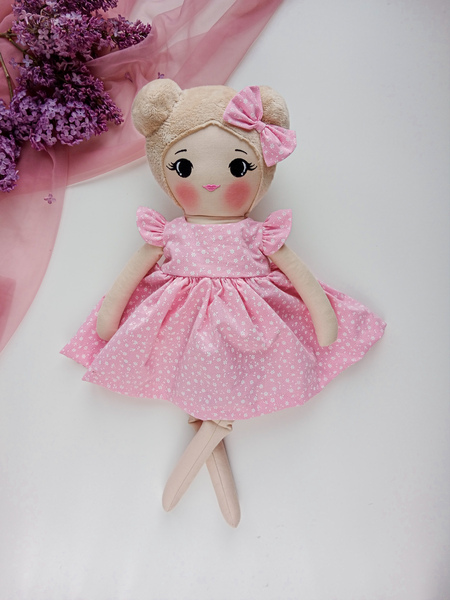 różowa lalka szmaciana